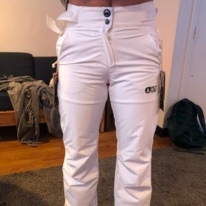 White snowpants made by Picture organic clothing